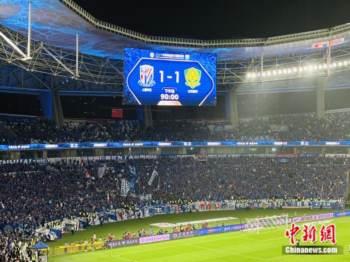 上海双雄隔空对决，中超争冠格局逐渐明晰