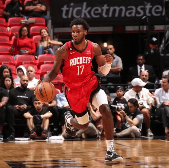 湖人客场力克火箭 伊森合同年表现低迷引热议