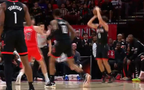 谢泼德三分球助火箭第二节领先鹈鹕7分