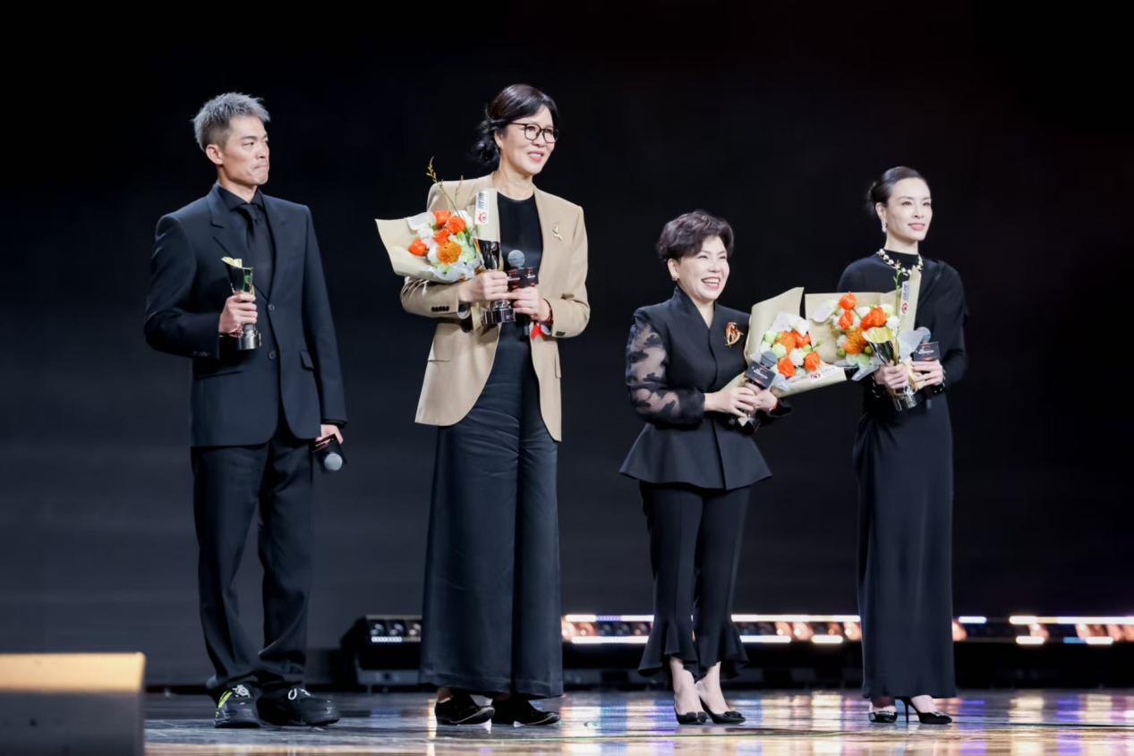 郎平、邓亚萍、林丹、吴敏霞同台致敬拼搏精神