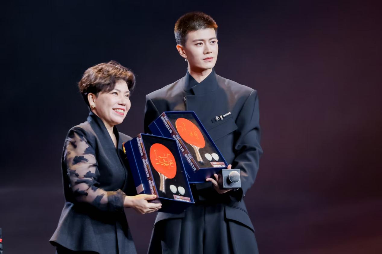 郎平、邓亚萍、林丹、吴敏霞同台致敬拼搏精神